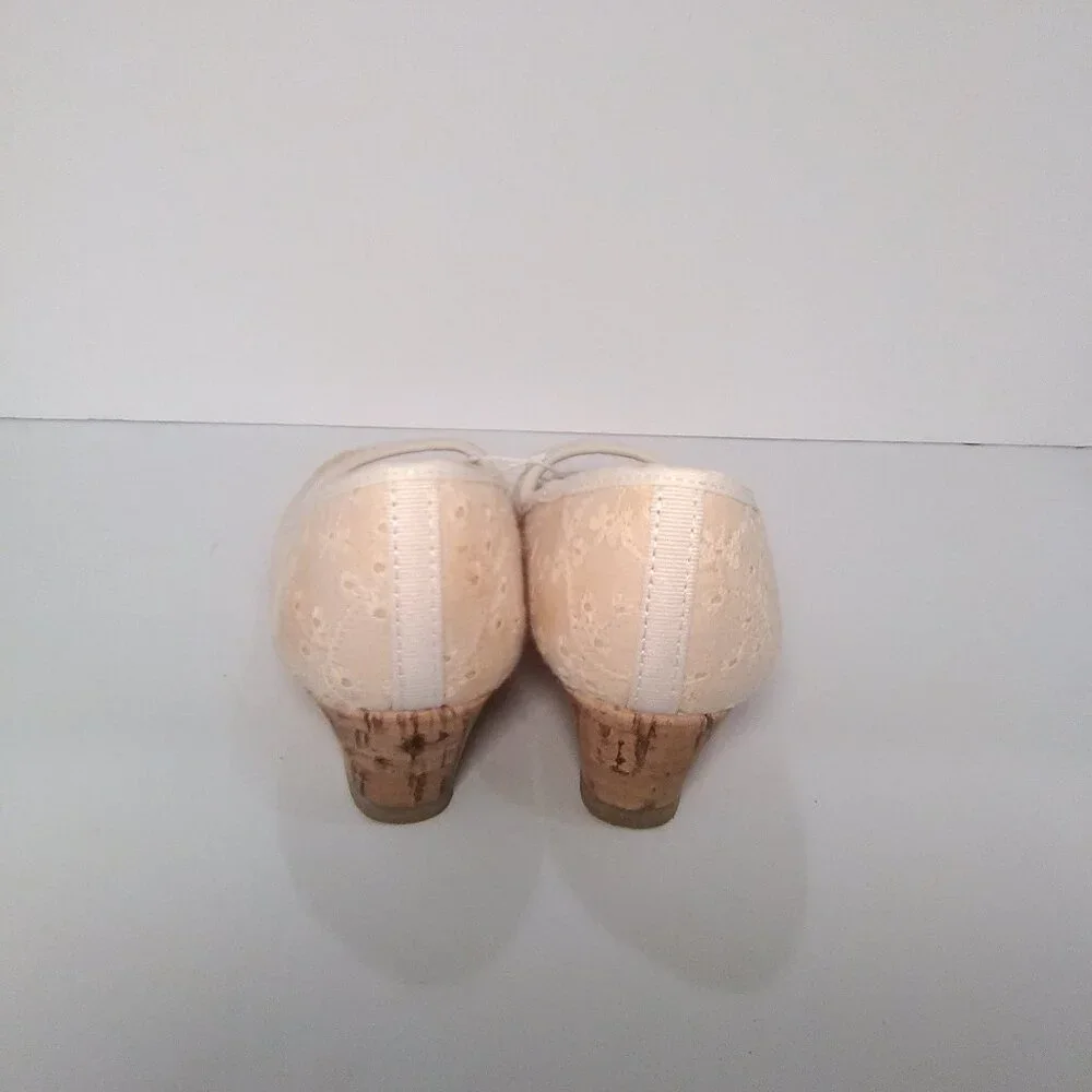 American Eagle Kids/Little Girls Wedge Heel Shoes Color Cream Size 10 1/…